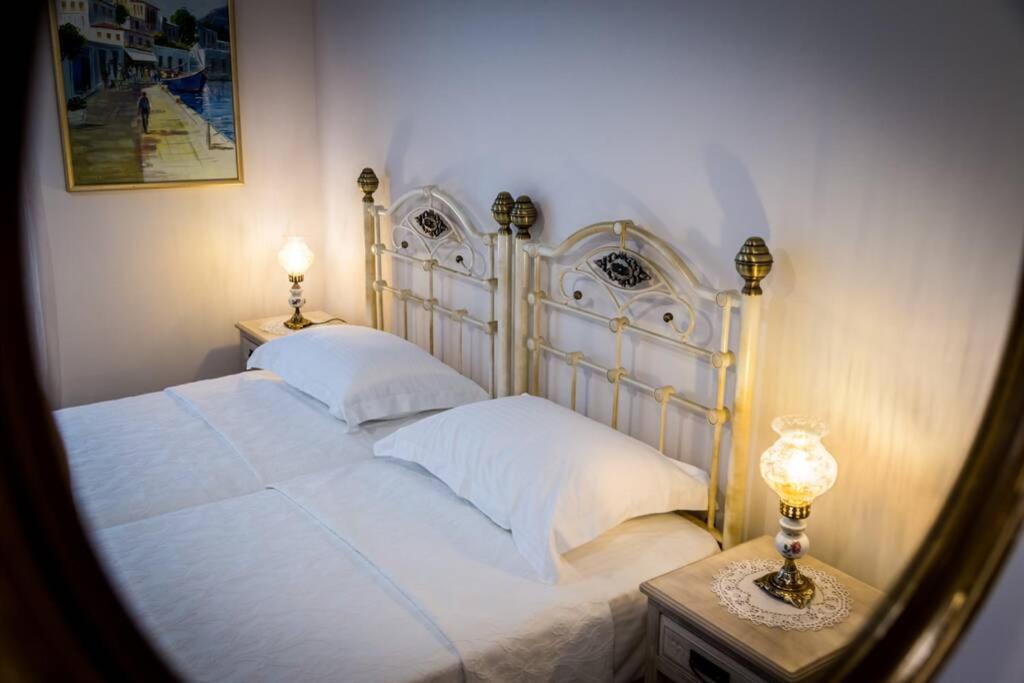 Neoclassical Apartment With 2 Bedrooms In Pire Dış mekan fotoğraf