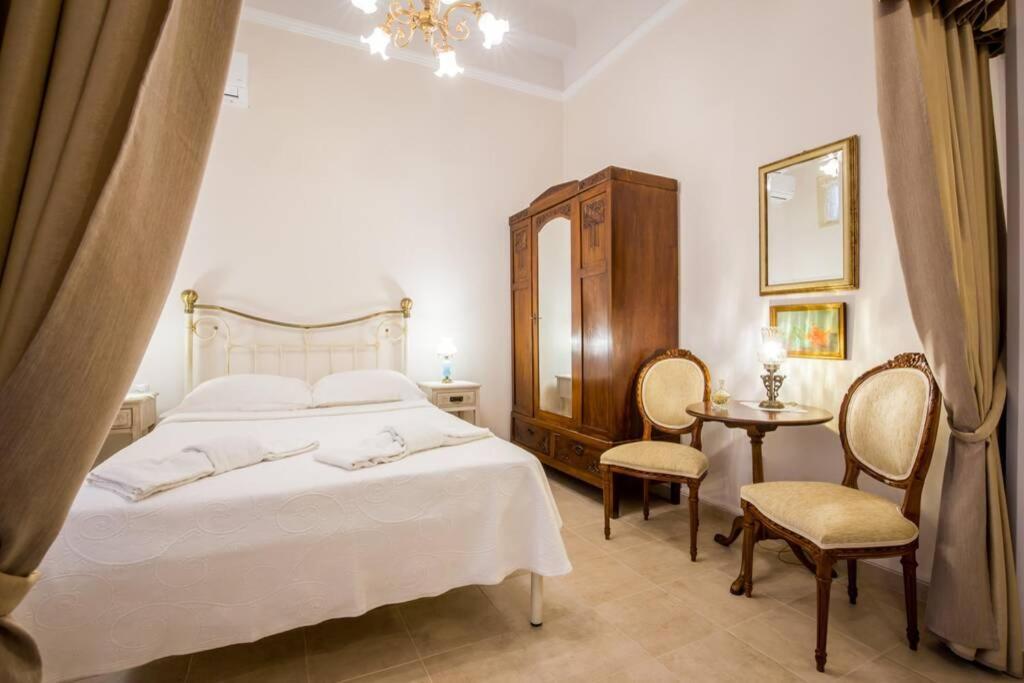 Neoclassical Apartment With 2 Bedrooms In Pire Dış mekan fotoğraf