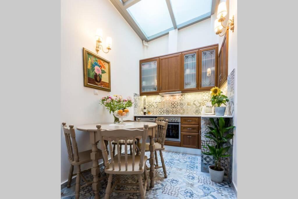Neoclassical Apartment With 2 Bedrooms In Pire Dış mekan fotoğraf