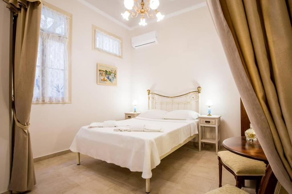 Neoclassical Apartment With 2 Bedrooms In Pire Dış mekan fotoğraf