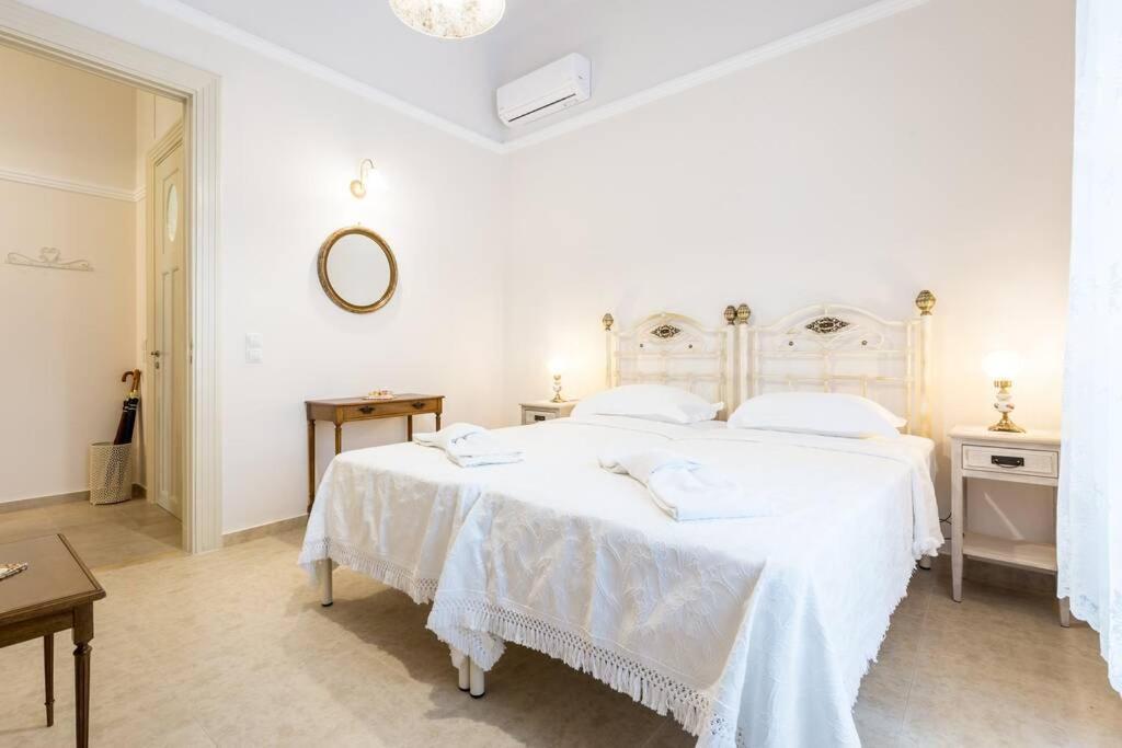 Neoclassical Apartment With 2 Bedrooms In Pire Dış mekan fotoğraf