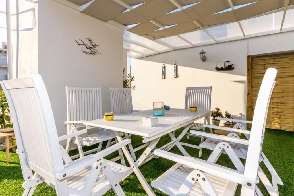 Neoclassical Apartment With 2 Bedrooms In Pire Dış mekan fotoğraf