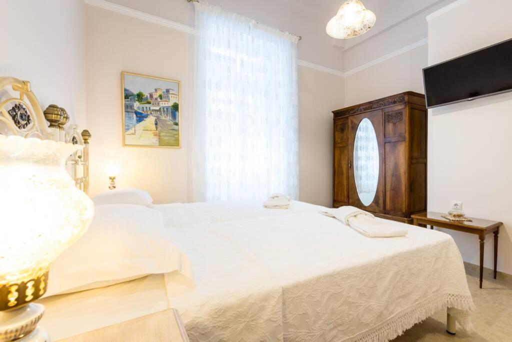 Neoclassical Apartment With 2 Bedrooms In Pire Dış mekan fotoğraf