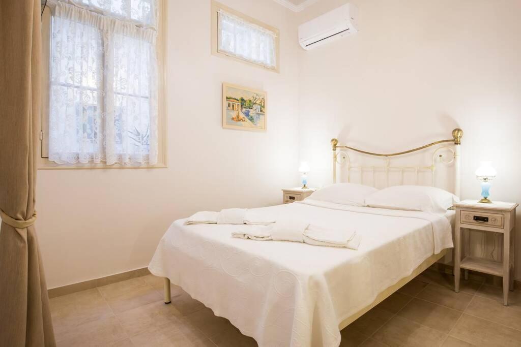 Neoclassical Apartment With 2 Bedrooms In Pire Dış mekan fotoğraf
