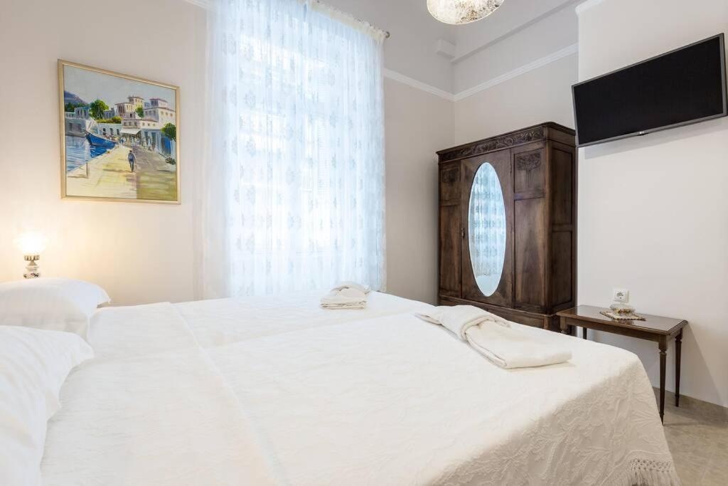 Neoclassical Apartment With 2 Bedrooms In Pire Dış mekan fotoğraf