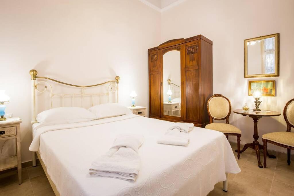 Neoclassical Apartment With 2 Bedrooms In Pire Dış mekan fotoğraf