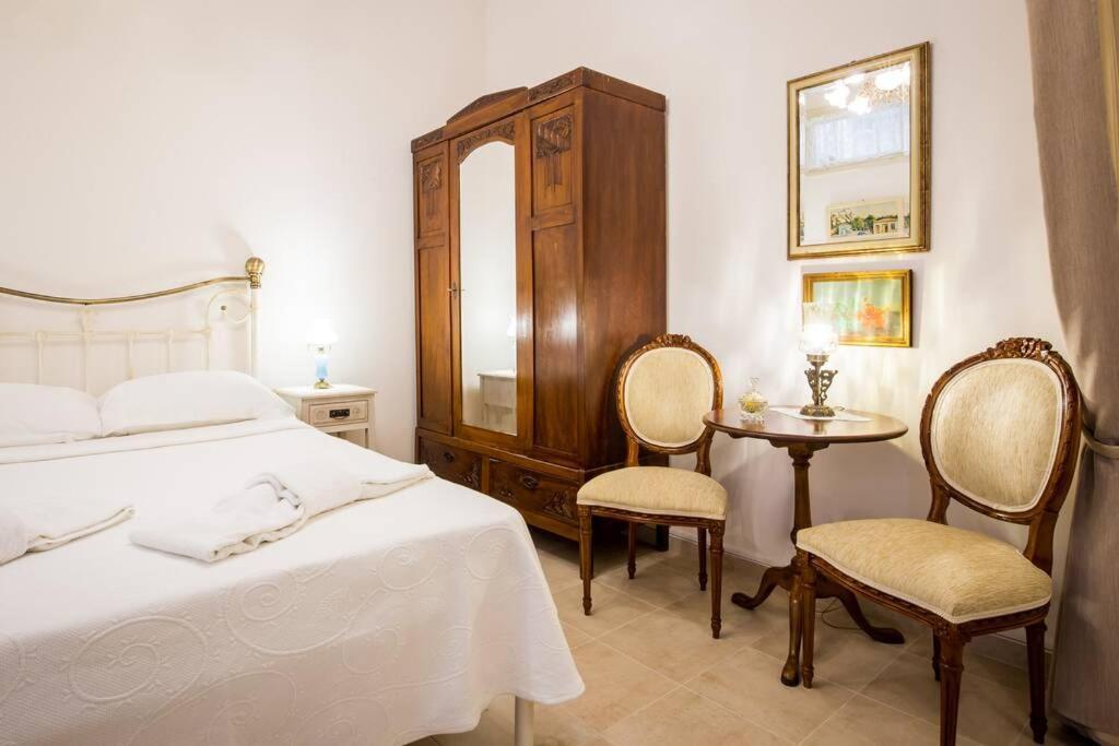 Neoclassical Apartment With 2 Bedrooms In Pire Dış mekan fotoğraf