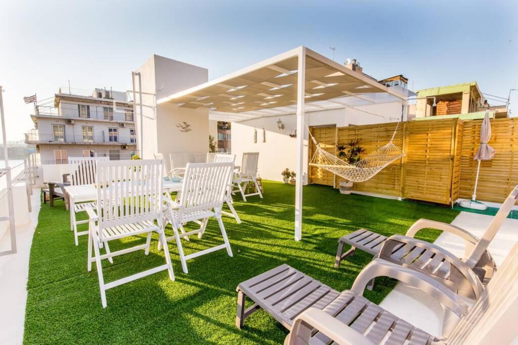 Neoclassical Apartment With 2 Bedrooms In Pire Dış mekan fotoğraf