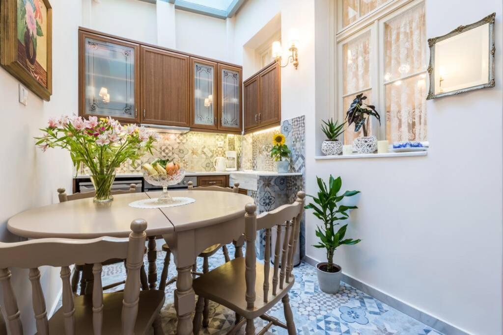 Neoclassical Apartment With 2 Bedrooms In Pire Dış mekan fotoğraf