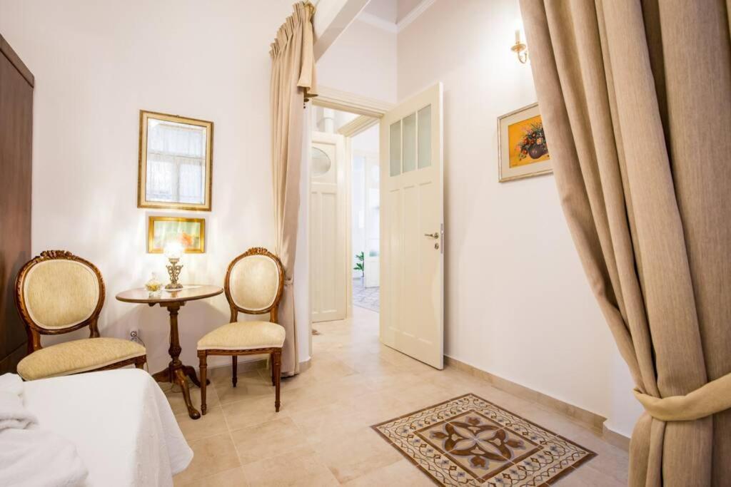 Neoclassical Apartment With 2 Bedrooms In Pire Dış mekan fotoğraf