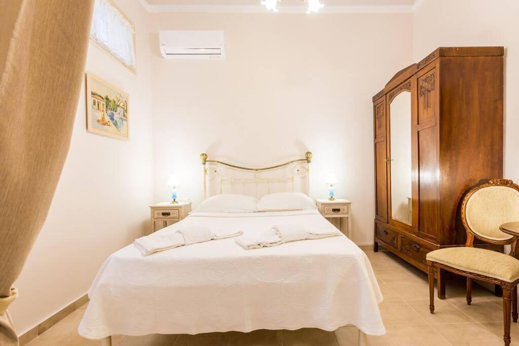 Neoclassical Apartment With 2 Bedrooms In Pire Dış mekan fotoğraf
