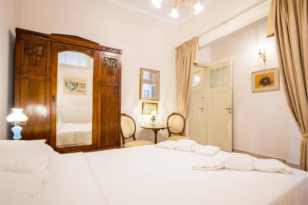 Neoclassical Apartment With 2 Bedrooms In Pire Dış mekan fotoğraf