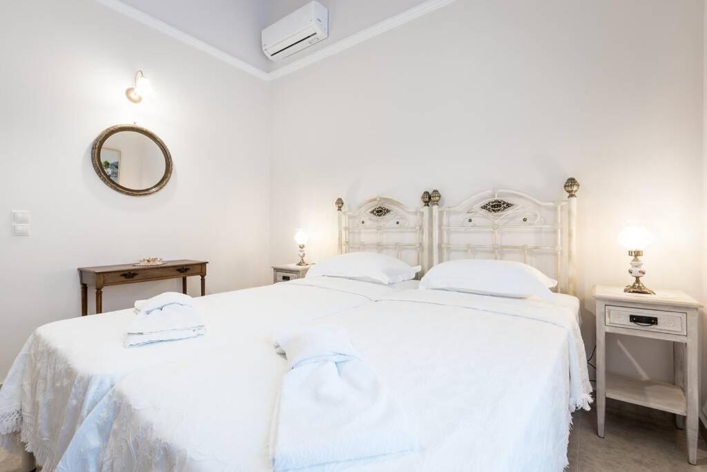 Neoclassical Apartment With 2 Bedrooms In Pire Dış mekan fotoğraf